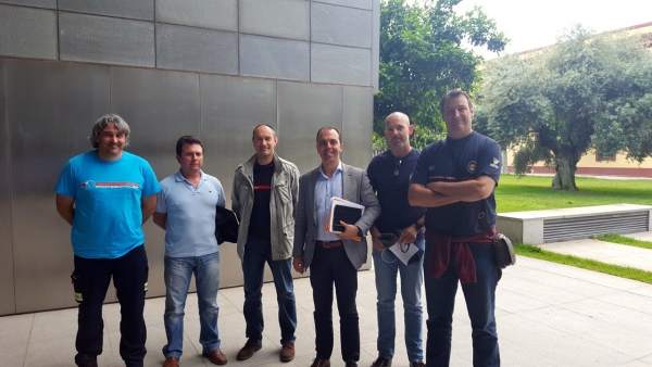 Millán reunido con los bomberos. Millán reunido con los bomberos.