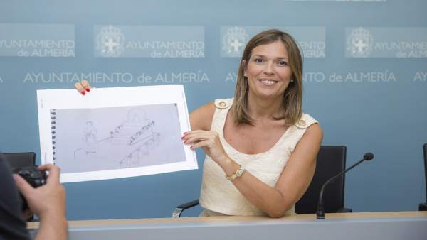 La concejal de Tradiciones muestra un boceto de la carrazo de María del Mar La concejal de Tradiciones muestra un boceto de la carrazo de María del Mar