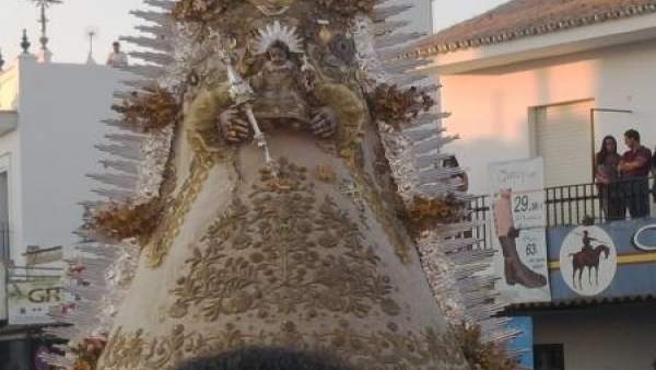La Virgen del Rocío procesiona con motivo del bicentenario del Rocío Chico La Virgen del Rocío procesiona con motivo del bicentenario del Rocío Chico