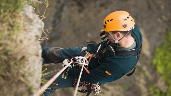 Un agentes especializado en Rescates e Intervención en Montaña. Un agentes especializado en Rescates e Intervención en Montaña.