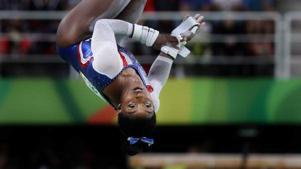 Simone Biles vuelve a hacer historia en el Mundial con dos asombrosos movimientos que llevan su nombre