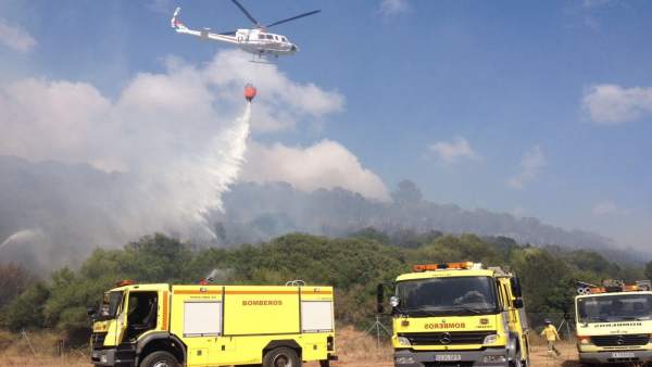 Actuación de los bomberos en el incendio de Los Barrios Actuación de los bomberos en el incendio de Los Barrios