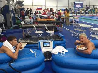 Lochte y Phelps, comiendo pasta en una piscina de hielo.
