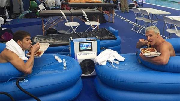 Lochte y Phelps, comiendo pasta en una piscina de hielo. Lochte y Phelps, comiendo pasta en una piscina de hielo.