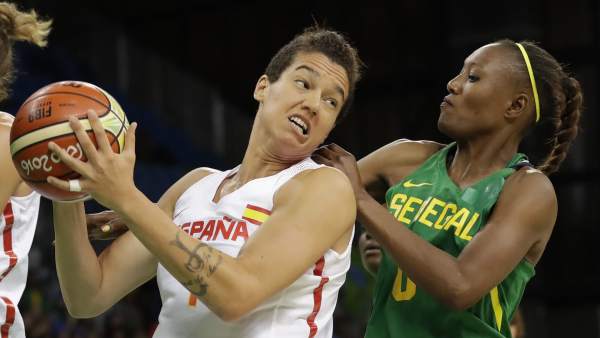Laura Nicholls ante Astou Traore Laura Nicholls ante Astou Traore