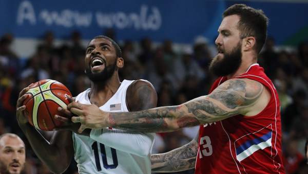 Kyrie Irving y Miroslav Raduljica Kyrie Irving y Miroslav Raduljica