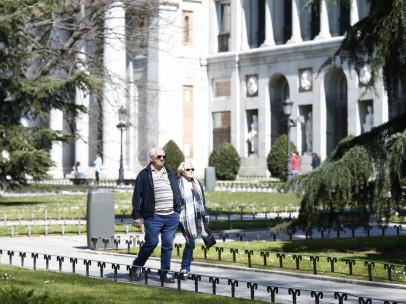 Una pareja paseando por los jardines del Museo del Prado en Madrid.
