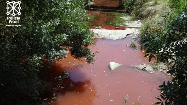 Río Juslapeña teñido de rojo en Orkoien Río Juslapeña teñido de rojo en Orkoien