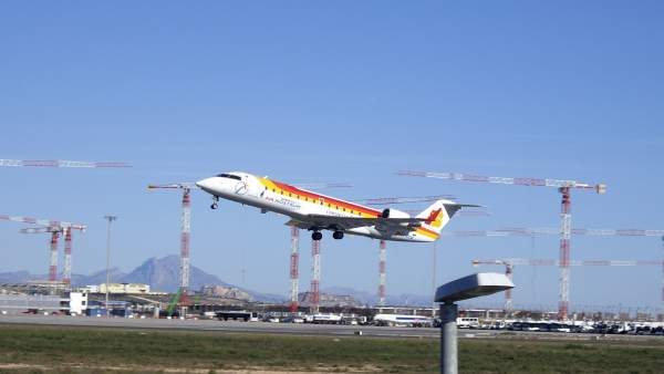 Avión En El Aeropuerto De El Altet Avión En El Aeropuerto De El Altet