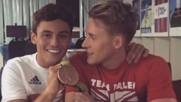El saltador de trampolín gay Tom Daley celebrando su triunfo olímpico con su novio El saltador de trampolín gay Tom Daley celebrando su triunfo olímpico con su novio