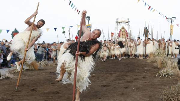 Representación de la ceremonia del hallazgo de la Virgen por los guanches Representación de la ceremonia del hallazgo de la Virgen por los guanches