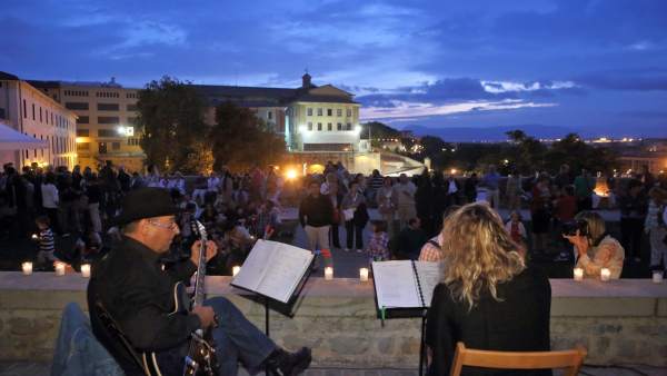 Actuación musical en una de las sesiones de 'La muralla a la luz de las velas' Actuación musical en una de las sesiones de 'La muralla a la luz de las velas'