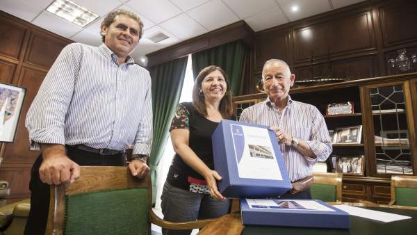 Diputación entrega a la alcaldesa de Mojácar un proyecto turístico Diputación entrega a la alcaldesa de Mojácar un proyecto turístico