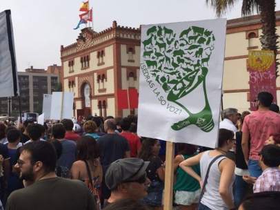 Manifestantes antitaurinos ante la plaza de toros de El Bibio.
