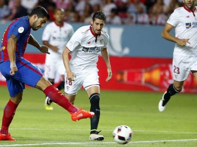 Luis Suárez marca en el Sevilla - Barça