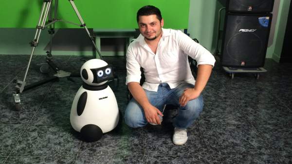 Imagen de Javier Lamas junto a su robot 'Dumy' Imagen de Javier Lamas junto a su robot 'Dumy'
