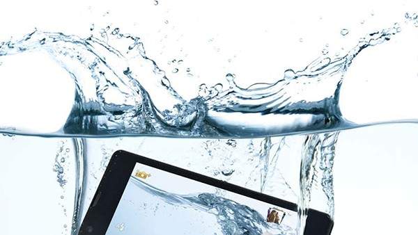 Móvil en el agua Móvil en el agua