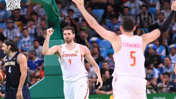 Pau Gasol y Rudy Fernández celebran la victoria contra Argentina Pau Gasol y Rudy Fernández celebran la victoria contra Argentina