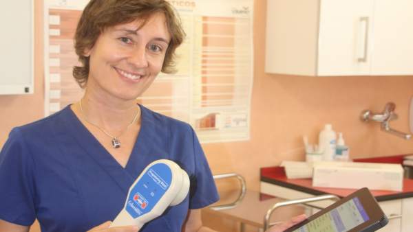 Neuróloga, especialista en Epilepsia, Irene Villegas, con el estimulador vagal Neuróloga, especialista en Epilepsia, Irene Villegas, con el estimulador vagal