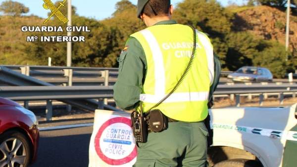 Agente de la Guardia Civil, en un control de Tráfico. Agente de la Guardia Civil, en un control de Tráfico.