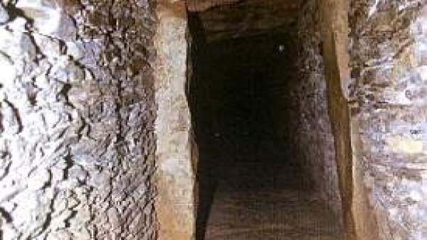 Corredor del dolmen de La Pastora. Corredor del dolmen de La Pastora.