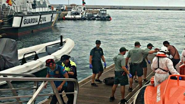 Rescatan a ocho inmigrantes en una patera sin motor cerca de Cabo de Huertas Rescatan a ocho inmigrantes en una patera sin motor cerca de Cabo de Huertas