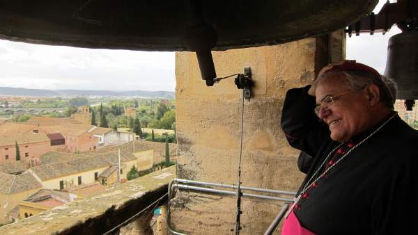El obispo observa la Catedral desde el campanario de la torre El obispo observa la Catedral desde el campanario de la torre