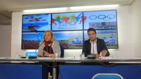Mercedes Fernández y Pedro de Rueda realizan declaracioens a los medios. Mercedes Fernández y Pedro de Rueda realizan declaracioens a los medios.