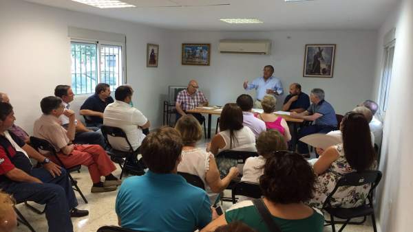 Zoido reunido con la Intercomunidad de vecinos de Alcosa Zoido reunido con la Intercomunidad de vecinos de Alcosa