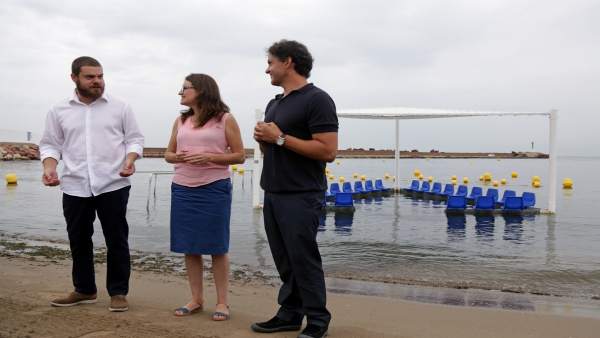 Oltra visita un punto accesible en una playa valenciana Oltra visita un punto accesible en una playa valenciana