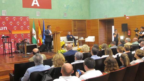 Reyes, durante su intervención en la apertura de los Cursos de Verano 2016. Reyes, durante su intervención en la apertura de los Cursos de Verano 2016.