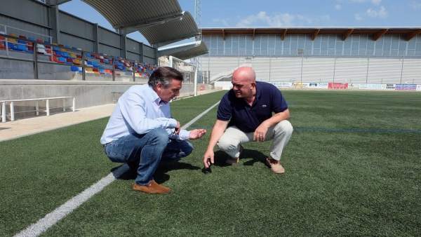 Luis María Beamonte comprobando el estado del césped. Luis María Beamonte comprobando el estado del césped.