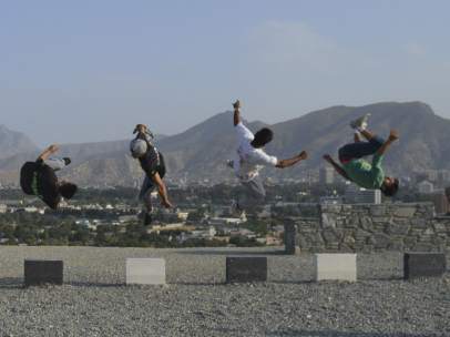 Jóvenes afganos haciendo parkour