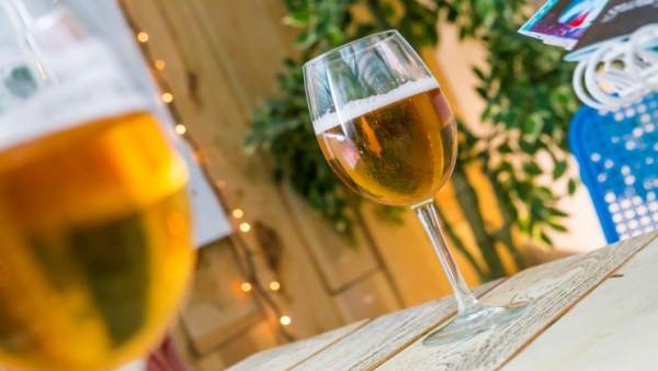 Imagen de unas cervezas en un bar Imagen de unas cervezas en un bar
