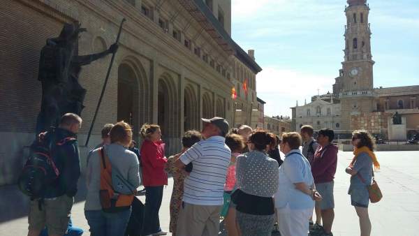 Un grupo de turistas visitan la plaza del Pilar. Un grupo de turistas visitan la plaza del Pilar.