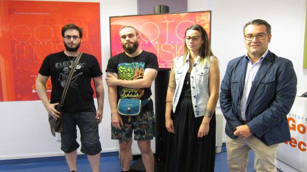 El concejal Javier Merino con el grupo 'The Monster Lover' ganador Gota Music El concejal Javier Merino con el grupo 'The Monster Lover' ganador Gota Music
