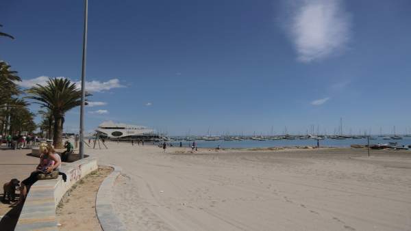Playa De La Ribera, Con El Club Naútico De Fondo Playa De La Ribera, Con El Club Naútico De Fondo