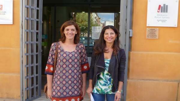 Izaskun Fernández y María Marrodán concejalas del PSOE en la Biblioteca Azcona Izaskun Fernández y María Marrodán concejalas del PSOE en la Biblioteca Azcona