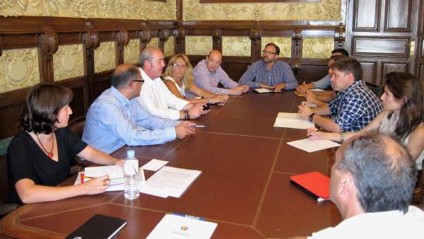 Reunión entre los concejales Luis Vélez y María Sánchez e industriales de EL Val Reunión entre los concejales Luis Vélez y María Sánchez e industriales de EL Val