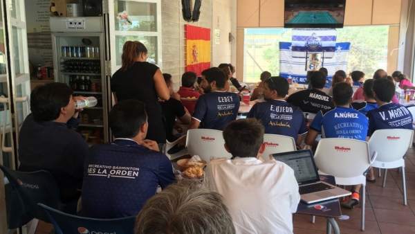 Miembros del IES La Orden viendo el partido Miembros del IES La Orden viendo el partido