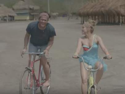 Carlos Vives y Shakira en el videoclip de su canción 'La bicicleta'