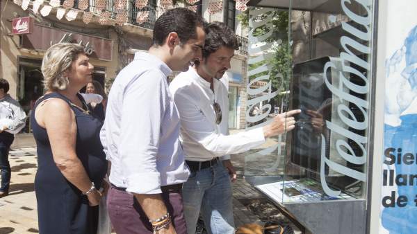 Neocabinas con cargas de móvil e información interactiva en la Feria de Almería Neocabinas con cargas de móvil e información interactiva en la Feria de Almería