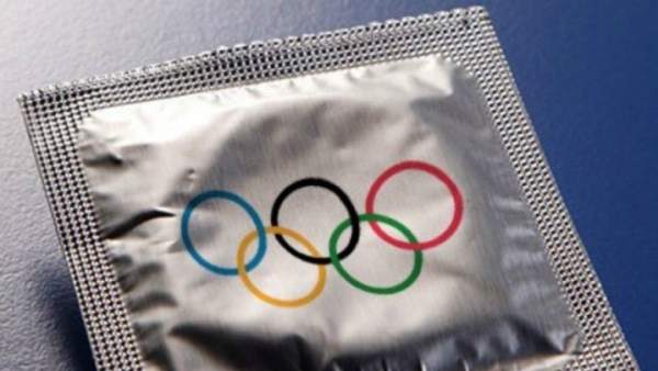 Preservativo con el envoltorio de los aros olímpicos Preservativo con el envoltorio de los aros olímpicos