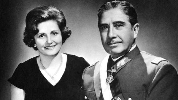 Pinochet y su esposa Lucía Hiriart Pinochet y su esposa Lucía Hiriart
