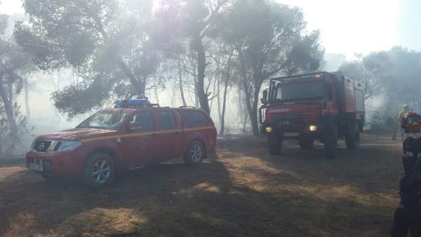 Tareas de extinción del fuego en Zuera (Zaragoza) Tareas de extinción del fuego en Zuera (Zaragoza)
