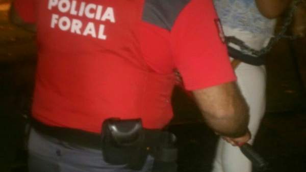 Un agente de Policía Foral trata de cortar el columpio Un agente de Policía Foral trata de cortar el columpio