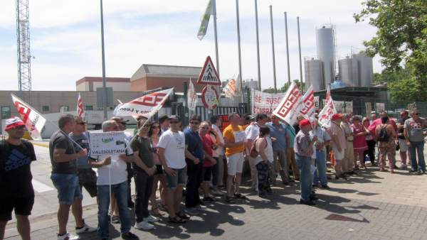 Movilización de trabajadores de Lauki ante Central Lechera Vallisoletana Movilización de trabajadores de Lauki ante Central Lechera Vallisoletana