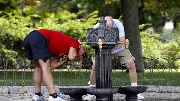 Sol, Calor, Temperaturas, Buen Tiempo, Bebiendo Agua, Refrescarse, Fuente, Perro Sol, Calor, Temperaturas, Buen Tiempo, Bebiendo Agua, Refrescarse, Fuente, Perro