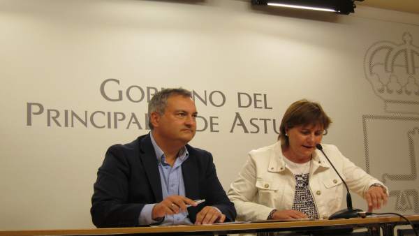 La consejera de Servicios y Derechos Sociales, Pilar Varela, y Fermín Bravo La consejera de Servicios y Derechos Sociales, Pilar Varela, y Fermín Bravo