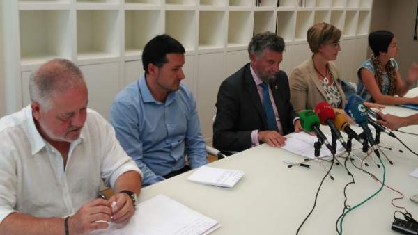 Rueda prensa tras el acuerdo sobre planes de empleo (fotografía de archivo). Rueda prensa tras el acuerdo sobre planes de empleo (fotografía de archivo).
